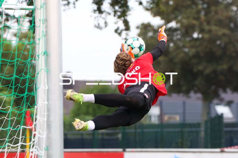 Torwart in Flugparade beim Fußballspiel in Straelen