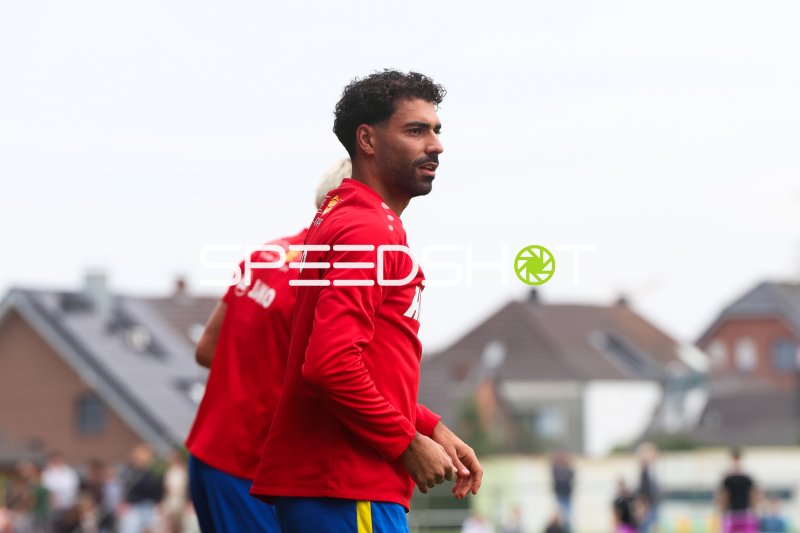 Ekin Çelebi (Rot-Weiss Essen) beim Aufwärmen in Straelen