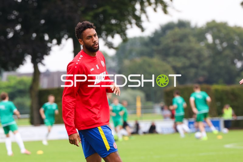 Ruben Reisig (Rot-Weiss Essen) beim Training in Straelen
