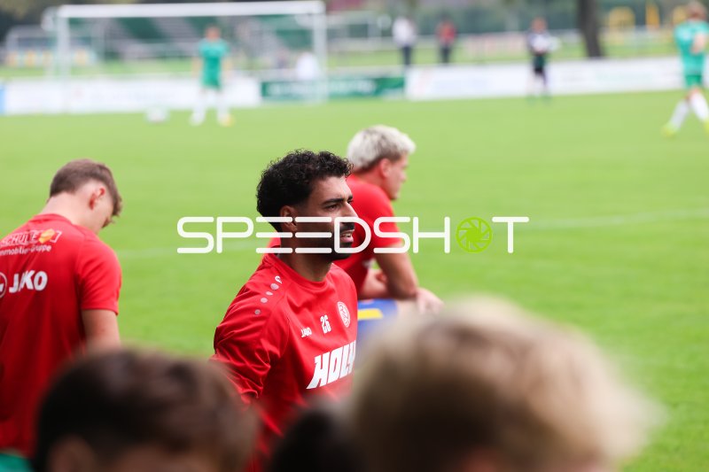 Ekin Çelebi (#26; Rot-Weiss Essen) im Aufwärmtraining