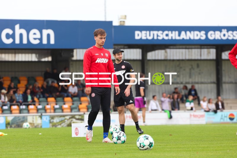 Marvin Obuz (Rot-Weiss Essen) beim Aufwärmen im Stadion an der Römerstraße