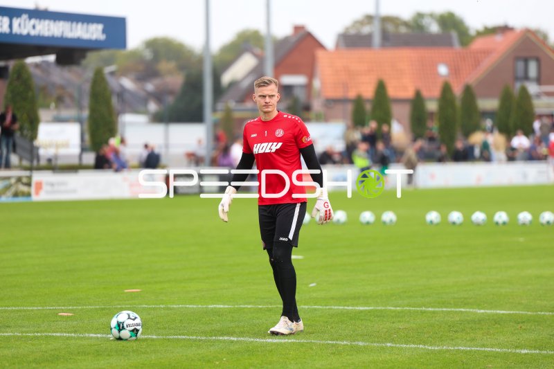 Torwart im Aufwärmtraining am Stadion an der Römerstraße