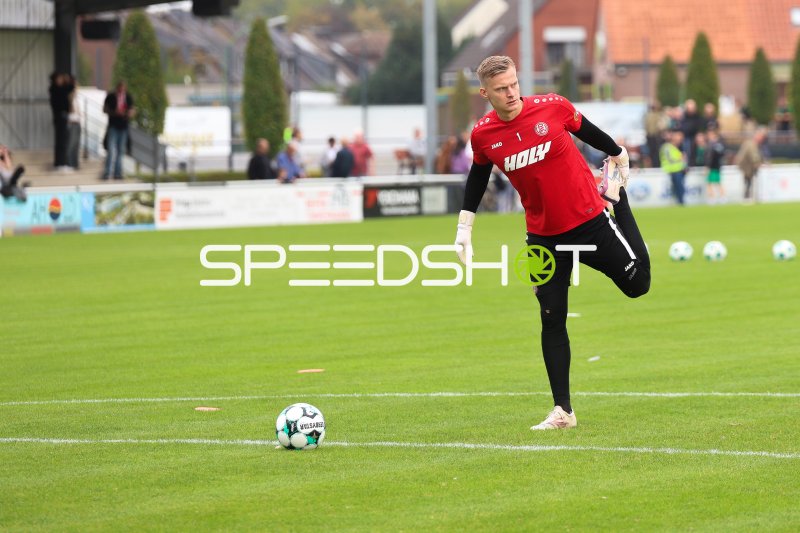 Torwart von Sportfreunde Broekhuysen beim Aufwärmen in Straelen