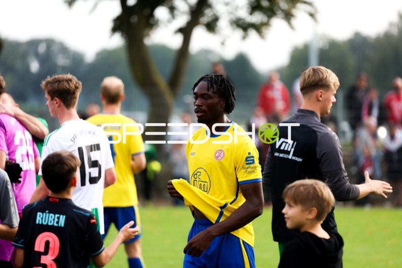 Jugendliche Spieler beim Freundschaftsspiel in Straelen