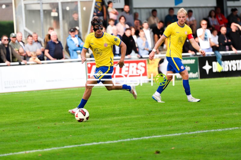 Ben Hüning (#15; Rot-Weiss Essen) im Ballkontakt