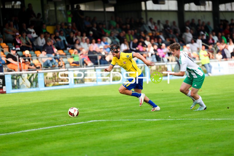 Zweikampf um den Ball im Stadion an der Römerstraße