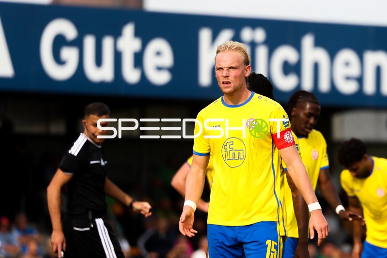 Ben Hüning (#15; Rot-Weiss Essen) während Spielaktion