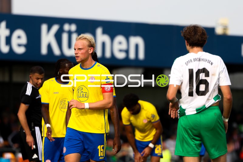 Ben Hüning (#15; Rot-Weiss Essen) im Spieleinsatz gegen Sportfreunde Broekhuysen