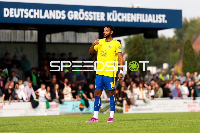 Ruben Reisig (#16; Rot-Weiss Essen) vor Zuschauern im Stadion