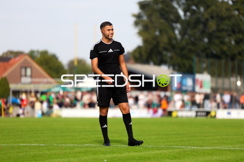 Schiedsrichter beim Spiel am Stadion an der Römerstraße in Straelen