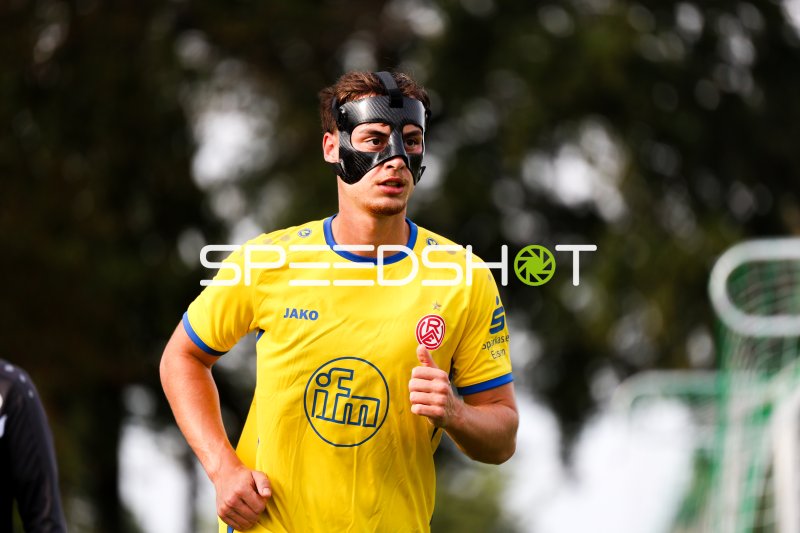 Rot-Weiss Essen Spieler mit Schutzmaske beim Aufwärmen