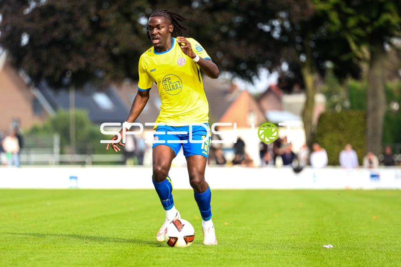 Franci Bouebari (#19; Rot-Weiss Essen) im Spielaufbau