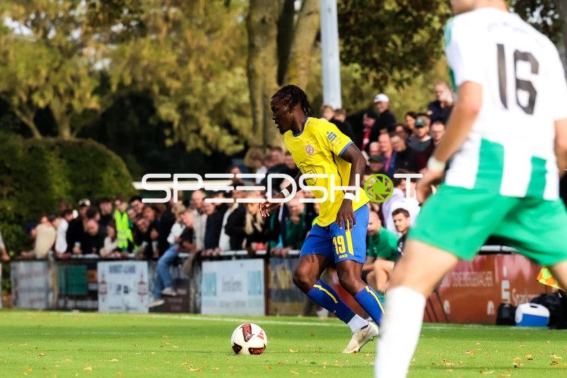 Dickson Abiama (#18; Rot-Weiss Essen) im Ballbesitz gegen Sportfreunde Broekhuysen