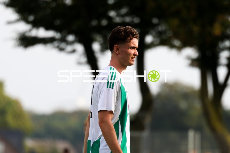 Spieler von Rot-Weiss Essen beim Aufwärmen im Stadion an der Römerstraße
