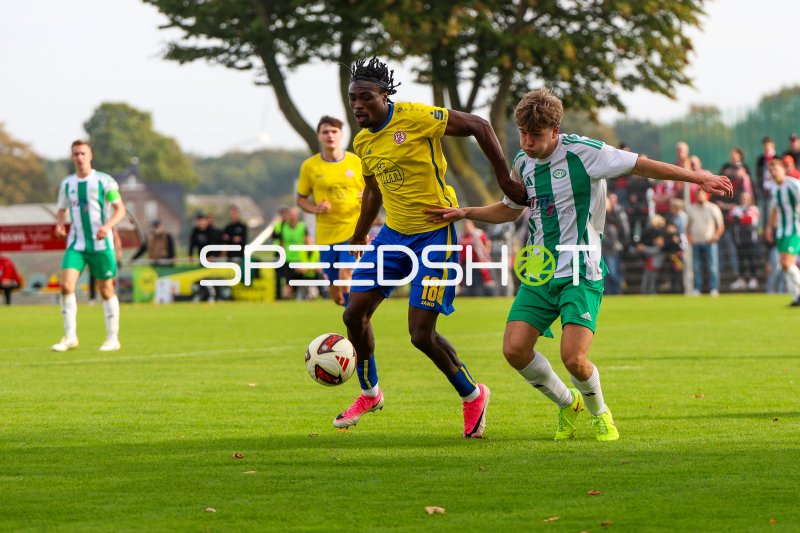 Fußball-Zweikampf: Rot-Weiß Essen gegen Sportfreunde Broekhuysen in Straelen