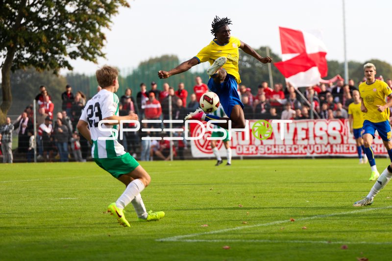 Marek Janssen (#20; Rot-Weiss Essen) mit Flugkopfball im Spiel