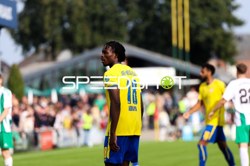 Dickson Abiama (#18; Rot-Weiss Essen) beim Spiel in Straelen