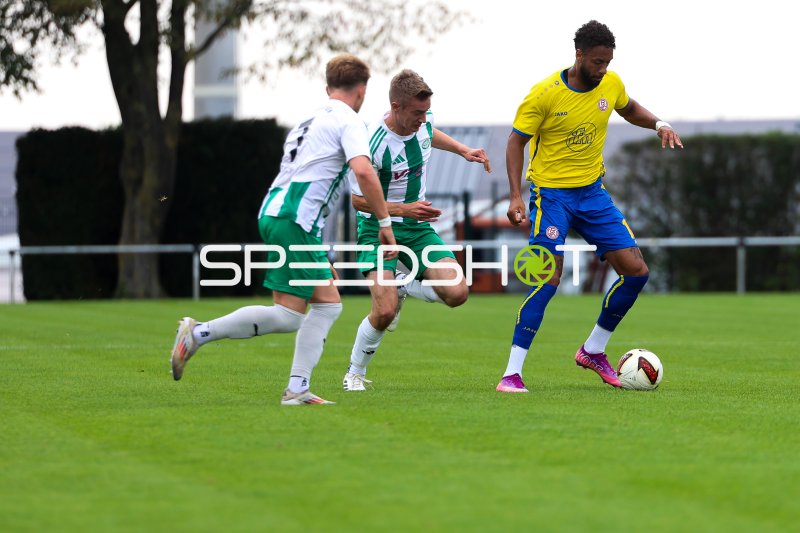 Ruben Reisig (#16; Rot-Weiss Essen) im Zweikampf gegen Sportfreunde Broekhuysen