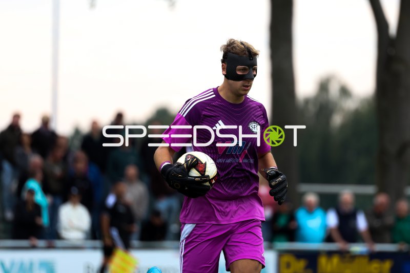 Torwart von Sportfreunde Broekhuysen mit Ball im Spiel
