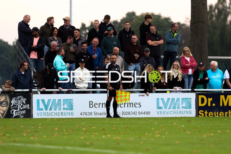 Zuschauer und Offizielle an der Seitenlinie im Stadion Straelen
