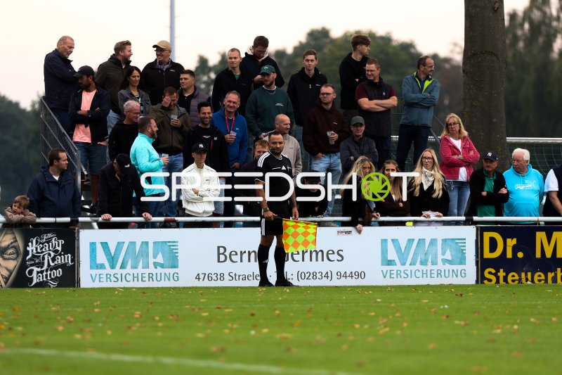 Zuschauer und Offizielle an der Seitenlinie im Stadion Straelen