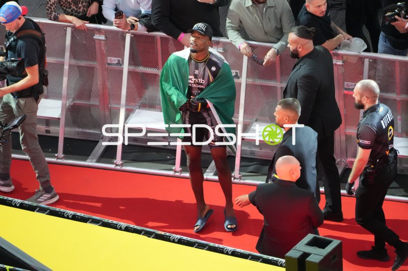 MMA-Kämpfer bei Siegerehrung in der Deutschen Bank Park Arena