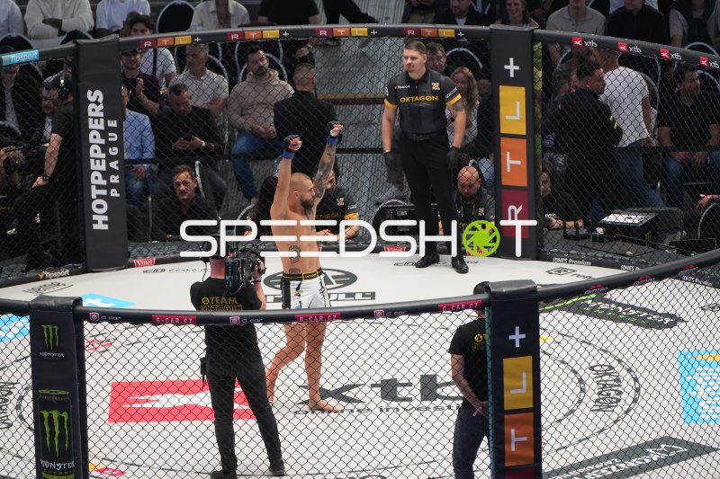 MMA-Kämpfer nach Sieg im Oktagon, Deutsche Bank Park Frankfurt
