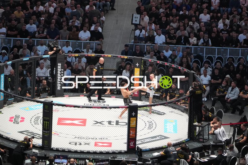 MMA-Kampf in der Octagon-Arena der Deutsche Bank Park Frankfurt