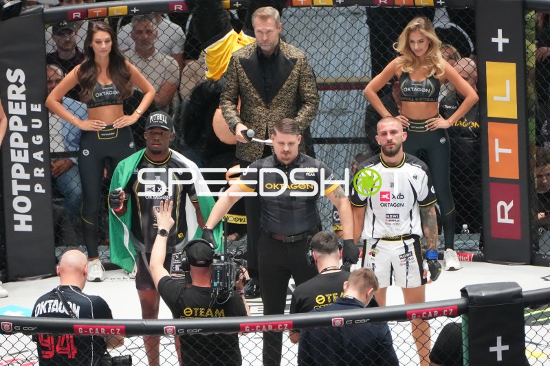 MMA-Event im Oktagon mit Kämpfern und Ring Girls in Frankfurt
