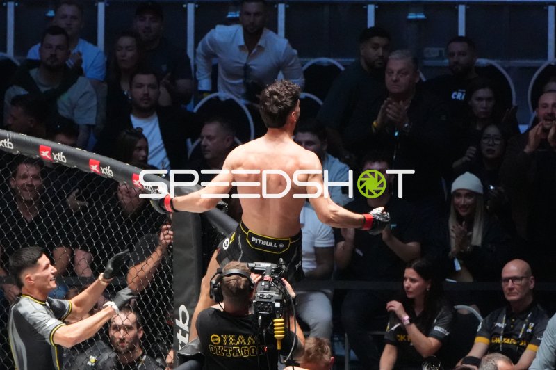 MMA-Kämpfer feiert Sieg im Octagon der Deutschen Bank Park