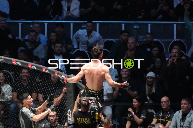 MMA-Kämpfer feiert Sieg in der Octagon Deutsche Bank Park Frankfurt