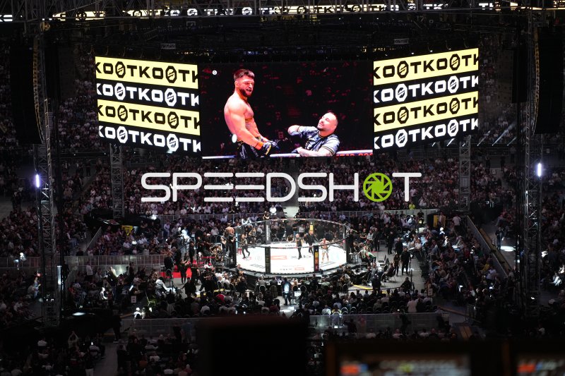 MMA-Kämpfer im Octagon der Deutschen Bank Park, Frankfurt