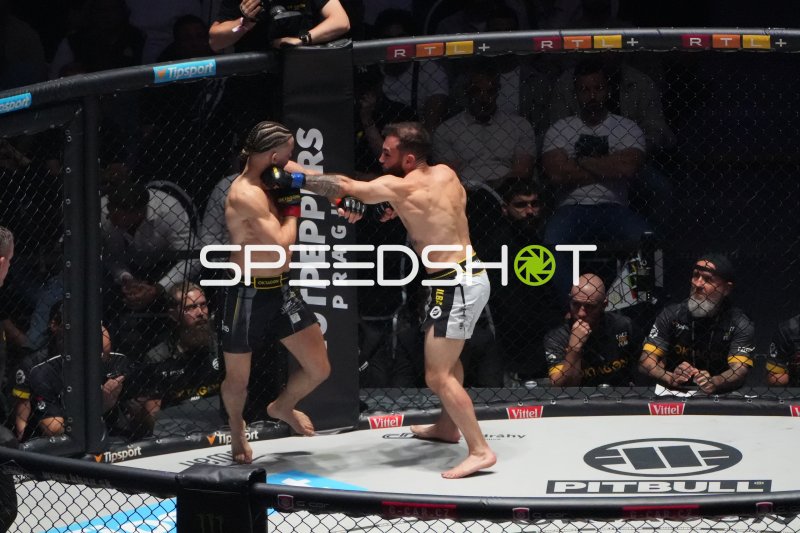 Deniz Ilbay im Schlagaustausch in der Octagon-Arena