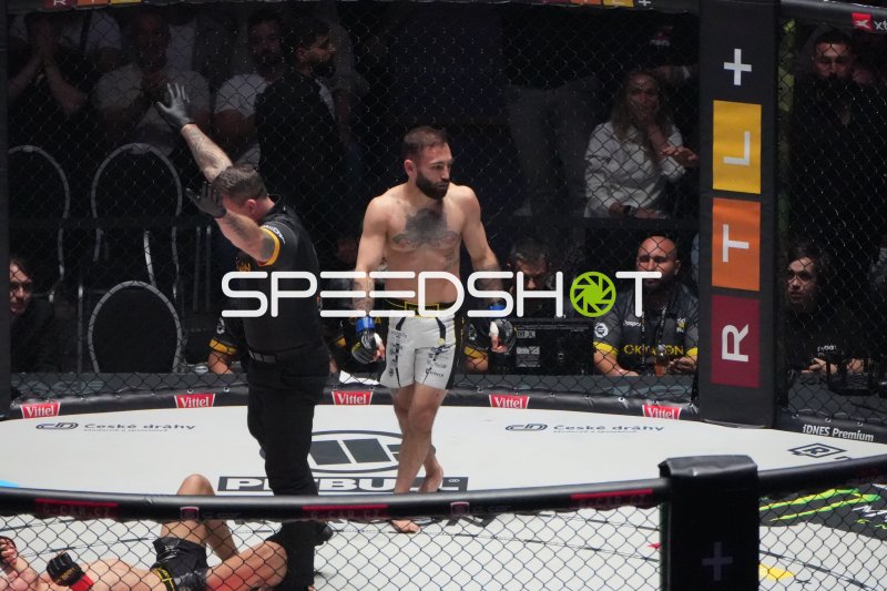 Deniz Ilbay nach Kampf im Octagon der Deutschen Bank Park