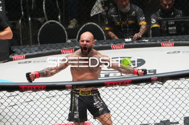 Edmon Avagyan jubelt nach Sieg in der Octagon