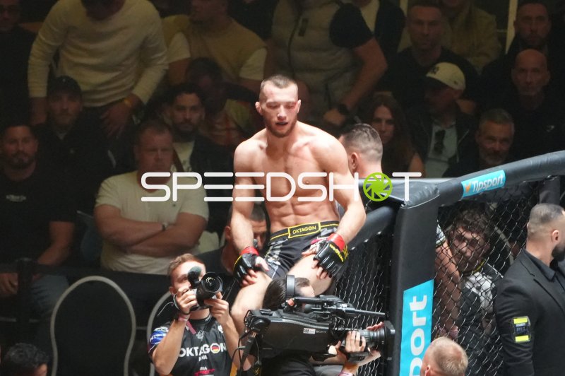 Fedor Duric im Oktagon nach dem Kampf