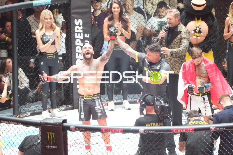 MMA-Kämpfer nach Sieg im Oktagon in der Deutschen Bank Park, Frankfurt