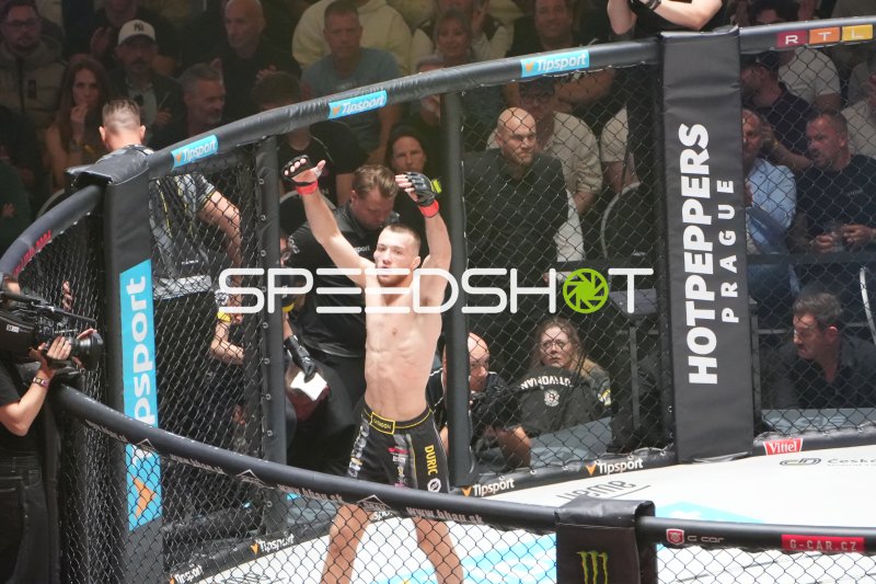 Fedor Duric jubelt nach Kampf in der Octagon