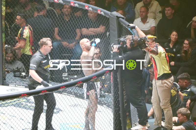 MMA-Kämpfer im Octagon während Wettkampf in der Deutschen Bank Park