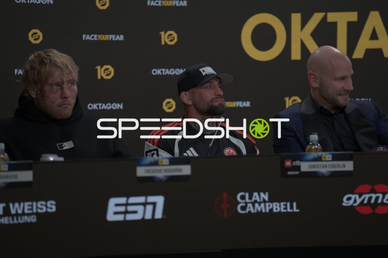Pressekonferenz mit Kämpfern und Offiziellen in Frankfurt