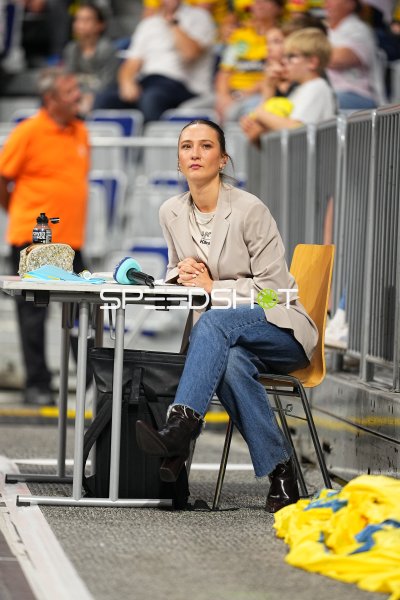 Moderatorin am Spielfeldrand in der SAP Arena Mannheim