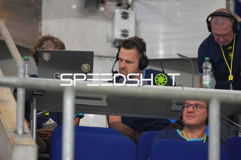 Kommentatoren und Offizielle in der Broadcast-Box der SAP Arena