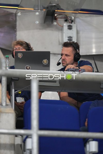Kommentator in der Broadcast-Kabine der SAP Arena Mannheim