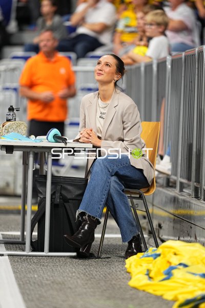 Hannah Nitsche (DYN TV) bei Moderation in der SAP Arena Mannheim