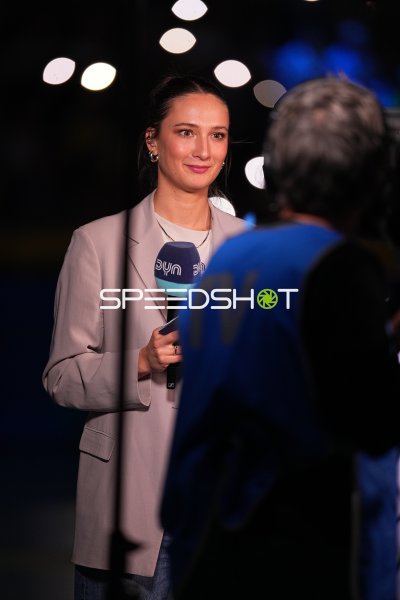 Hannah Nitsche (DYN TV) bei Interview in der SAP Arena Mannheim