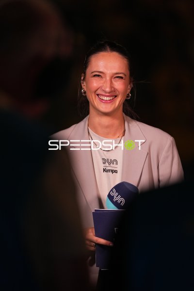 Hannah Nitsche (DYN TV) beim Interview in der SAP Arena