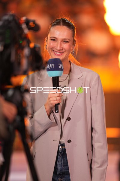 Hannah Nitsche (DYN TV) bei Interview in der SAP Arena Mannheim