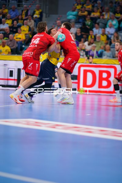 Intensiver Zweikampf zwischen MT Melsungen und Rhein Neckar Löwen in der SAP Arena