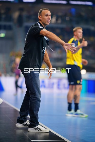 Trainer an der Seitenlinie in der SAP Arena Mannheim
