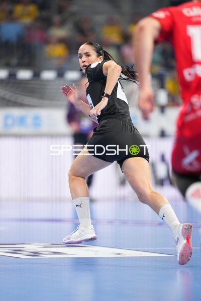 Schiedsrichterin in Aktion während Handball-Match in der SAP Arena